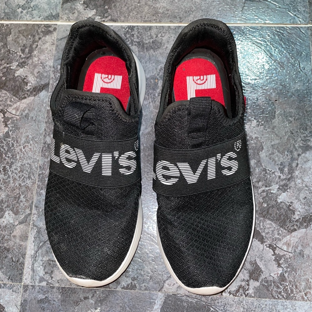 Levi’s trip mesh sneakers size 6